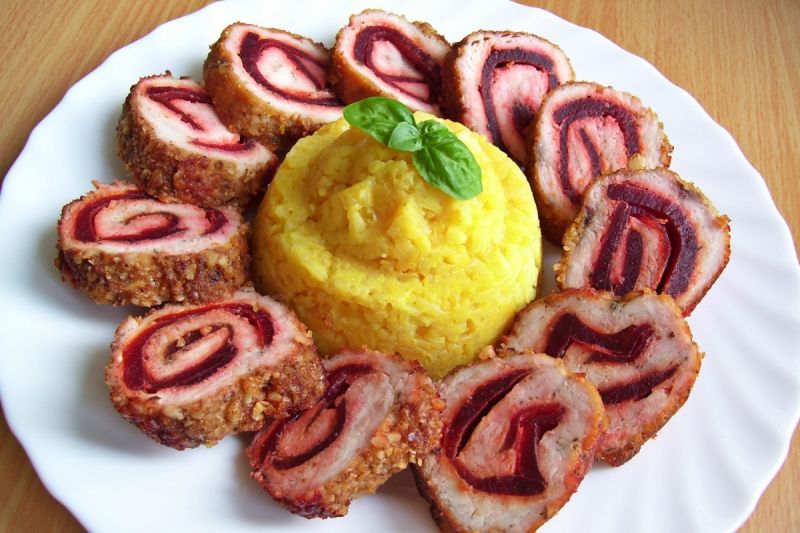 Roladki z buraczkami w orzechowej panierce