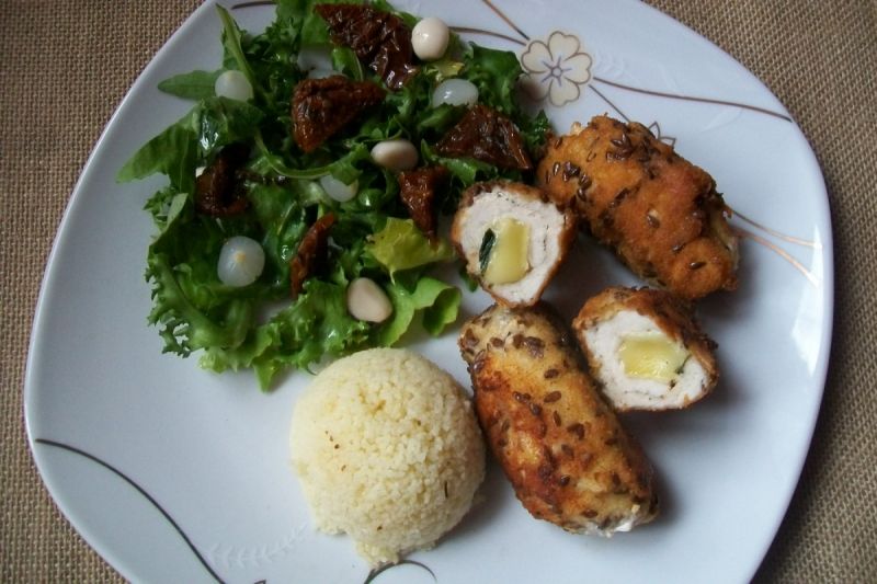 Roladki z camembertem i rukolą