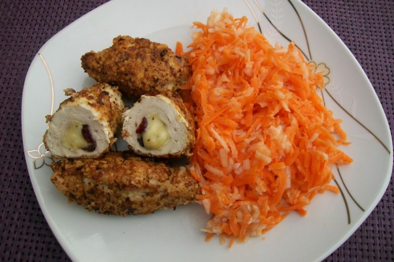 Roladki  z camembertem i żurawiną