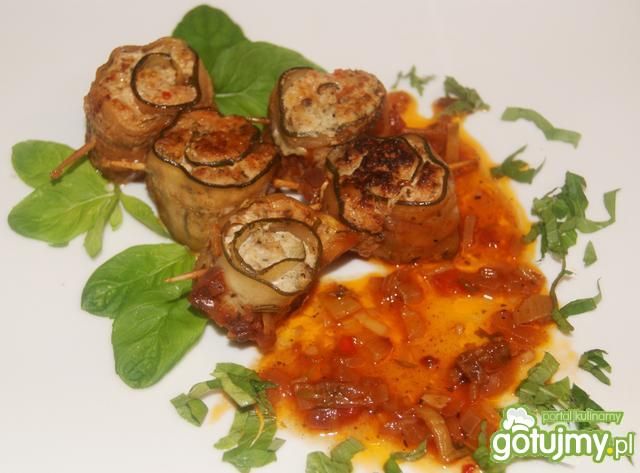 Roladki z cukinii z mięsem duszone