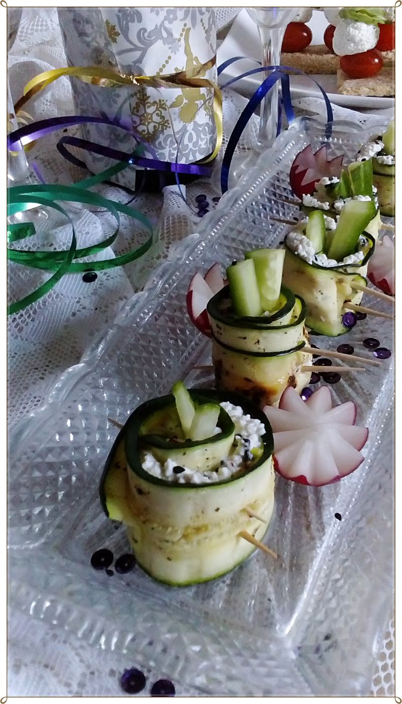 Roladki z cukinii z twarożkiem i czarnym sezamem 