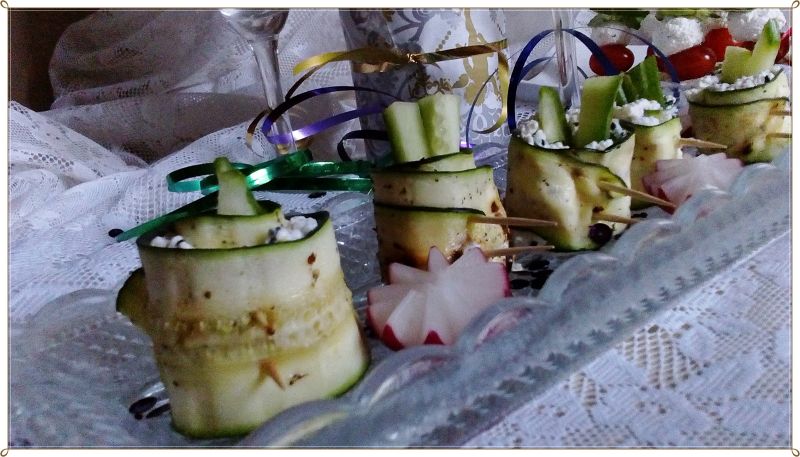 Roladki z cukinii z twarożkiem i czarnym sezamem 