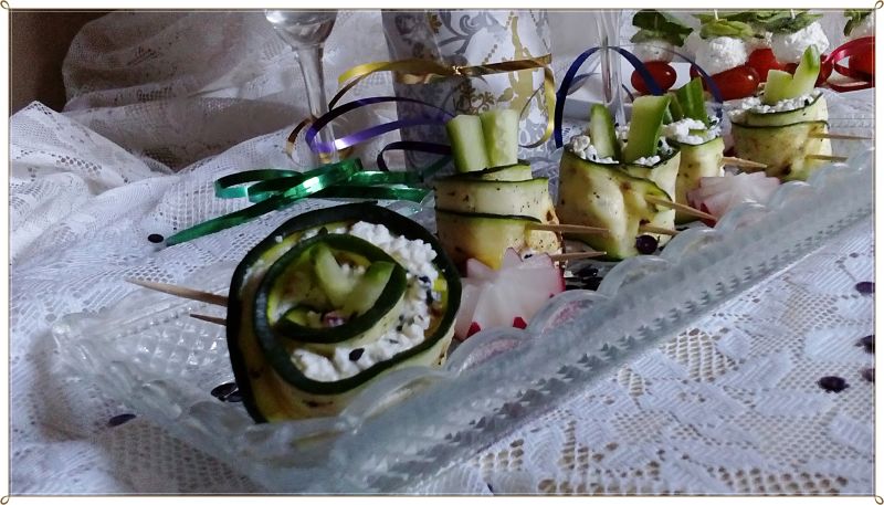 Roladki z cukinii z twarożkiem i czarnym sezamem 