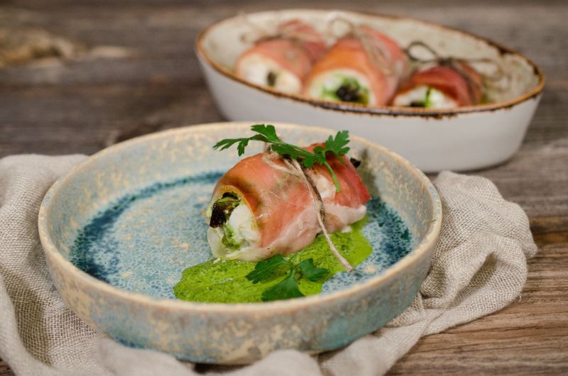 Roladki z dorsza z pesto pietruszkowym i śliwkami