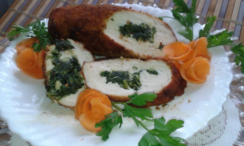 Roladki z drobiu ze szpinakiem i mozzarellą  Roladki z drobiu ze szpinakiem i mozzarellą