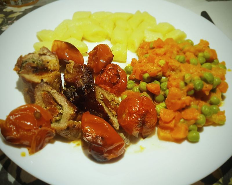 ROLADKI Z DZICZYZNY Z ZIELONYM PESTO, RICOTTĄ I SU