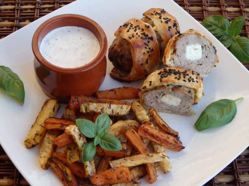 Roladki z fetą otulone ciastem francuskim