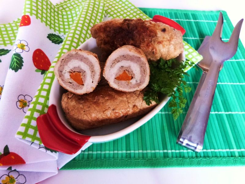 Roladki z gotowanym mięsem i marchewką Roladki z gotowanym mięsem i marchewką