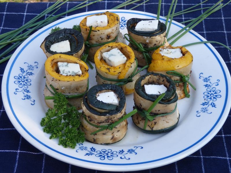 Roladki z grillowanej cukinii z serem Roladki z grillowanej cukinii z serem