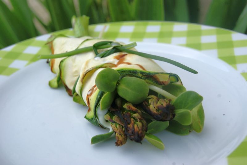 Roladki z grillownej cukinii z zielonym serkiem