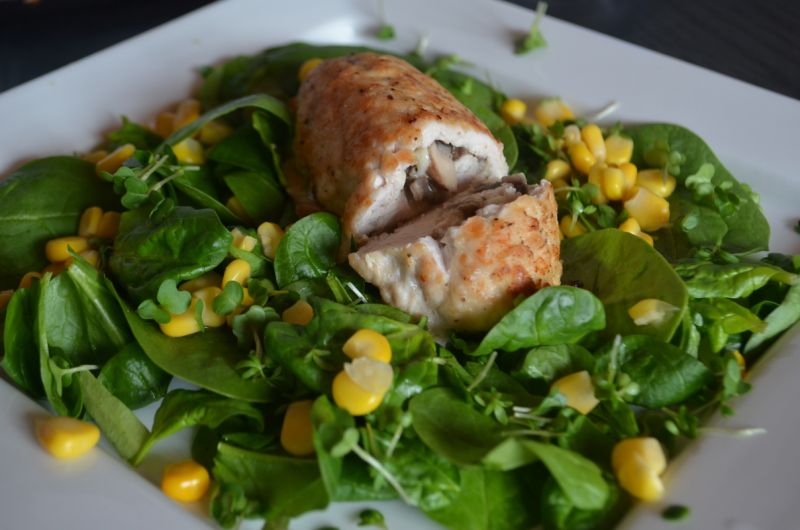 Roladki z indyka na sałacie