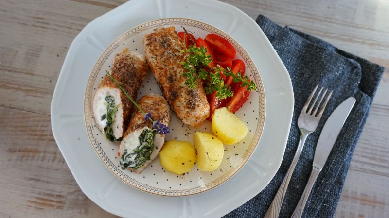 Roladki z indyka z fetą i szpinakiem  Roladki z indyka z fetą i szpinakiem