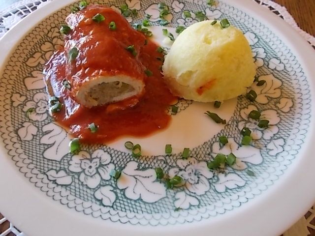 Roladki z kapustą w sosie keczupowym