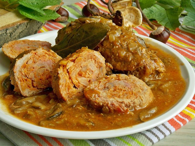 Roladki z karkówki z kapustą w sosie grzybowym Roladki z karkówki z kapustą w sosie grzybowym