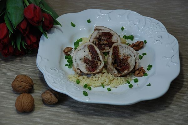 Roladki z kurczaka z orzechami i pomidorami Roladki z kurczaka z orzechami i pomidorami