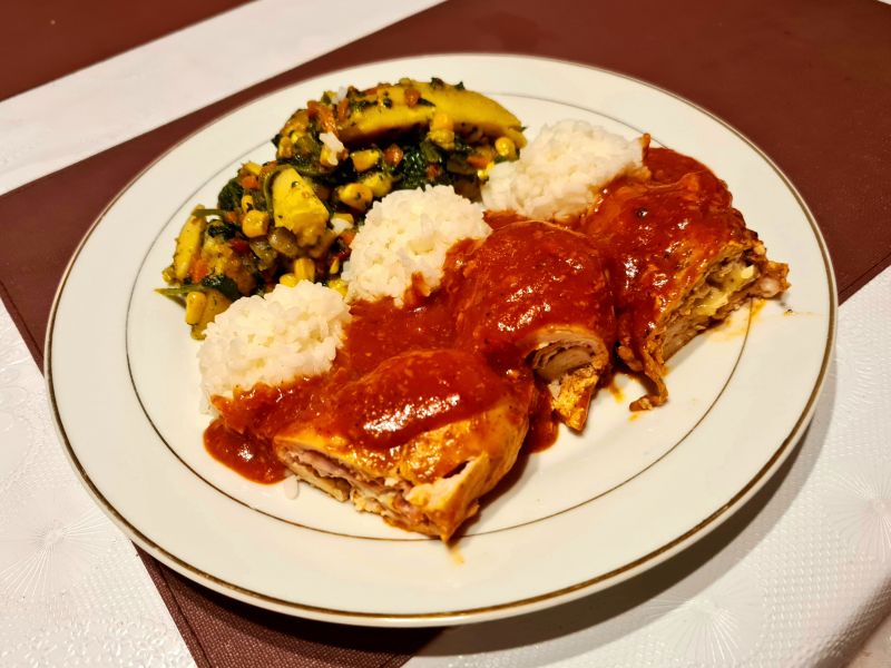 Roladki z kurczaka z szynką i camembertem Roladki z kurczaka z szynką i camembertem