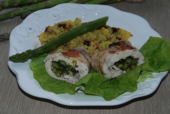 Roladki z kurczaka z zielonymi szparagami