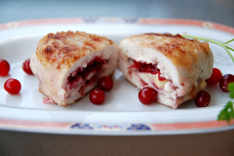 Roladki z kurczaka z żurawiną i serem camembert Roladki z kurczaka z żurawiną i serem camembert