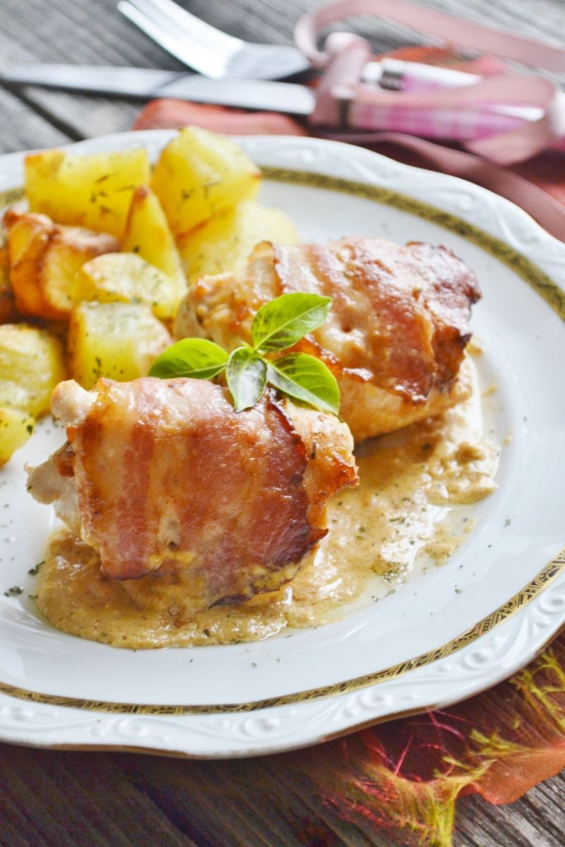 Roladki z kurczaka ze śliwkami opasane boczkiem Roladki z kurczaka ze śliwkami opasane boczkiem