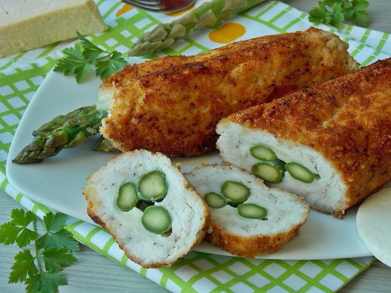 Roladki z kurczaka ze szparagami Roladki z kurczaka ze szparagami