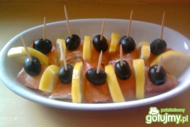 Roladki z łososia z czarna oliwką  Roladki z łososia z czarna oliwką