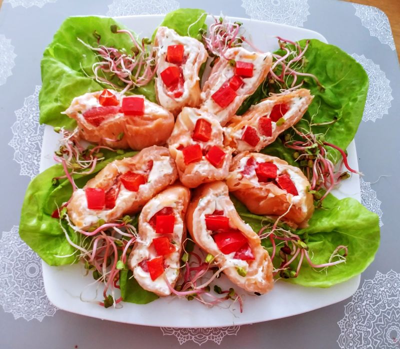 Roladki z łososia z papryką i kiełkami