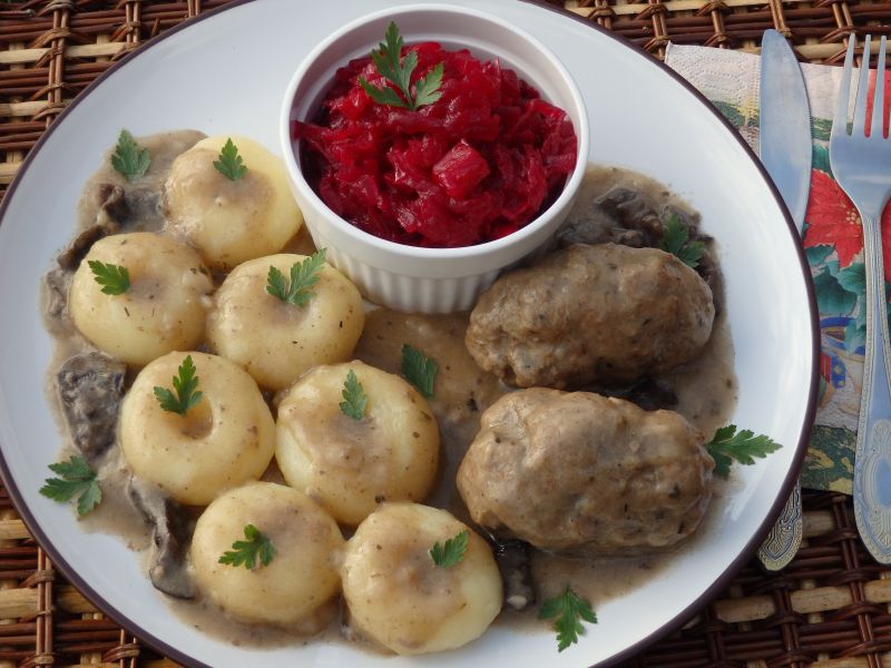 Roladki z mięsa mielonego w sosie grzybowym