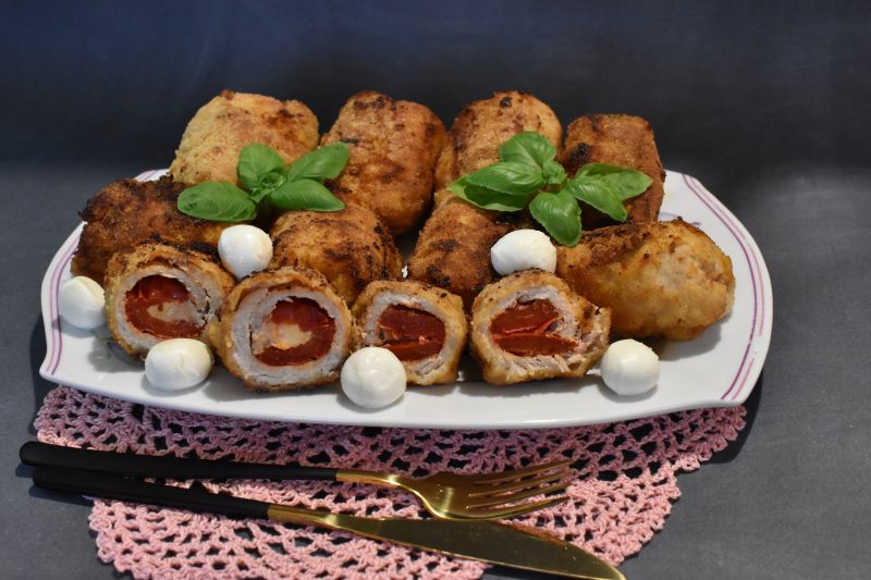 Roladki z mozzarellą i papryką Roladki z mozzarellą i papryką