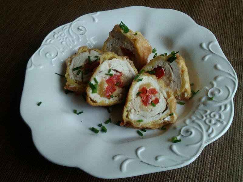 Roladki z mozzarellą i papryką konserwową  Roladki z mozzarellą i papryką konserwową