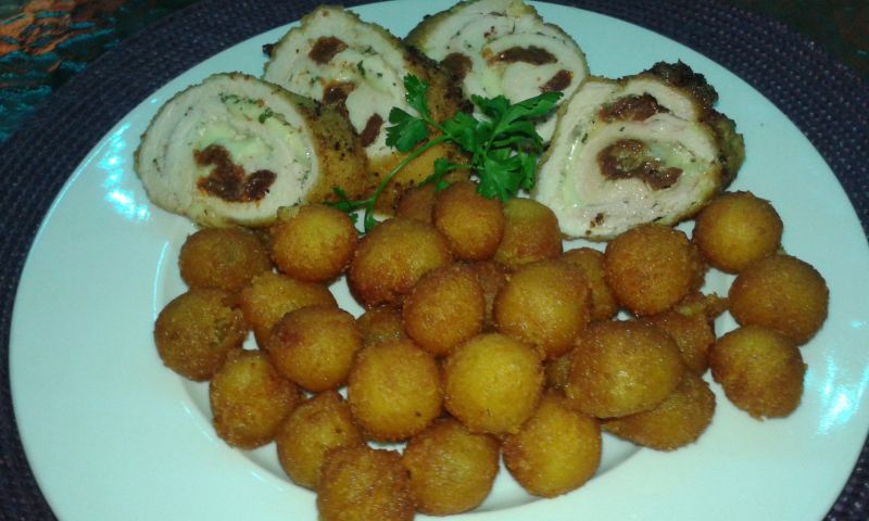 Roladki z mozzarellą i suszonymi pomidorami Roladki z mozzarellą i suszonymi pomidorami