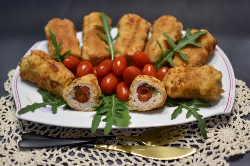 Roladki z mozzarellą, roszpunką i pomidorkami Roladki z mozzarellą, roszpunką i pomidorkami