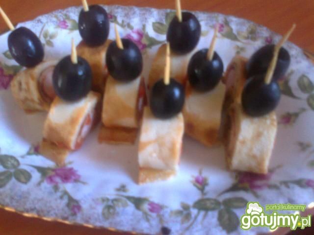 Roladki z naleśnika i parówek