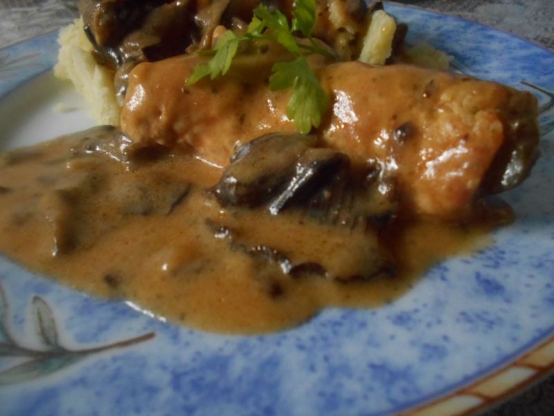 Roladki z ogórkiem w sosie grzybowym