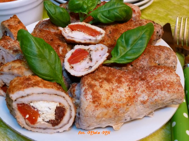 Roladki z papryką, fetą i suszonymi pomidorami Roladki z papryką, fetą i suszonymi pomidorami