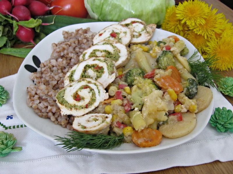 Roladki  z pastą brokułowo paprykową z dodatkami Roladki  z pastą brokułowo paprykową z dodatkami