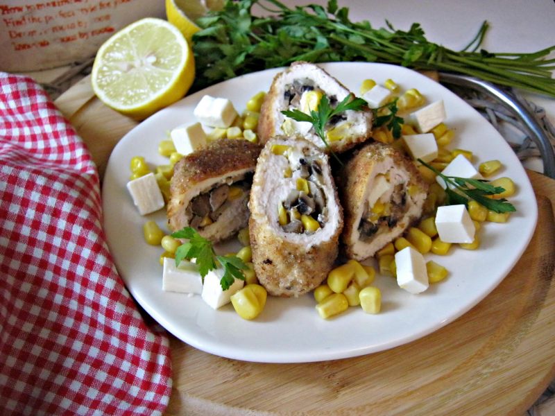 Roladki z pieczarkami, kukurydzą i fetą Roladki z pieczarkami, kukurydzą i fetą