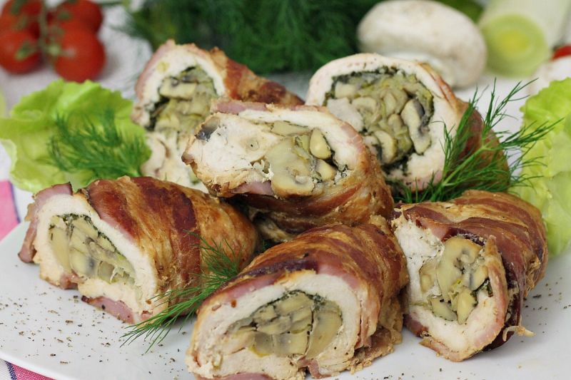Roladki z pieczarkami w boczku otulone Roladki z pieczarkami w boczku otulone