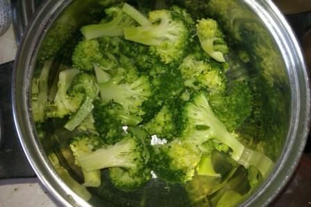 Roladki z piersi z brokułami w sosie