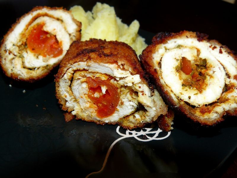 Roladki z pomidorkami koktajlowymi i mozzarellą Roladki z pomidorkami koktajlowymi i mozzarellą