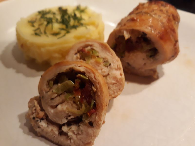 Roladki z porem i suszonymi pomidorami