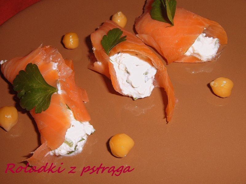 Roladki z pstrąga tęczowego wędzonego na zimno Roladki z pstrąga tęczowego wędzonego na zimno