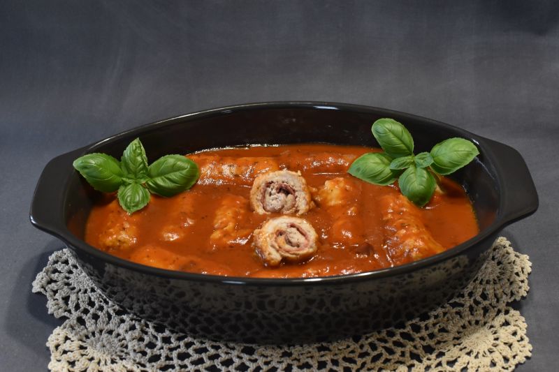 Roladki z salami w aromatycznym sosie Roladki z salami w aromatycznym sosie