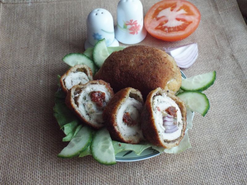 Roladki z serem pleśniowym, cebulą i pomidorami Roladki z serem pleśniowym, cebulą i pomidorami