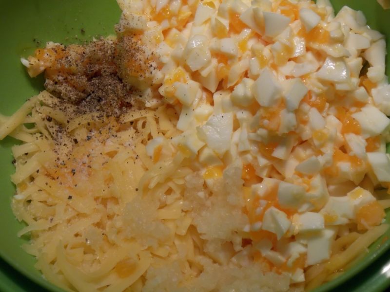 Roladki z serem żółtym i jajkami