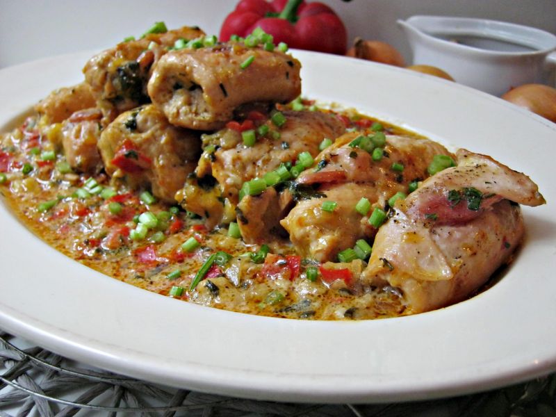 Roladki z szynką i serem w sosie paprykowo-cebulow