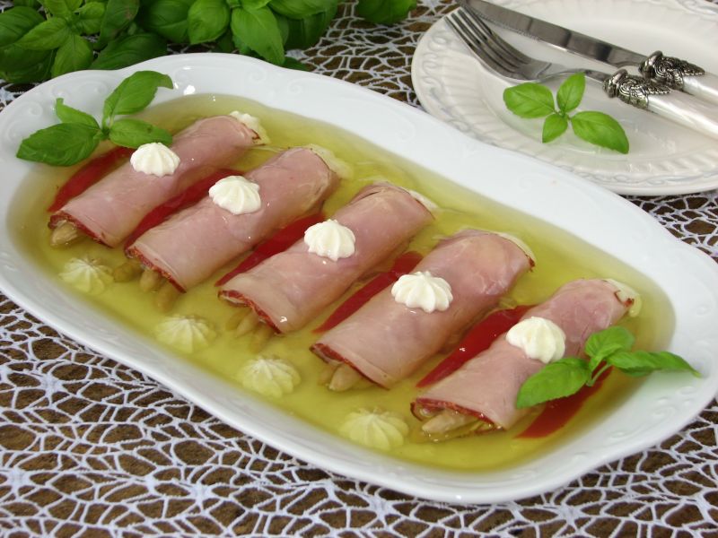 Roladki z szynki ze szparagami w galarecie