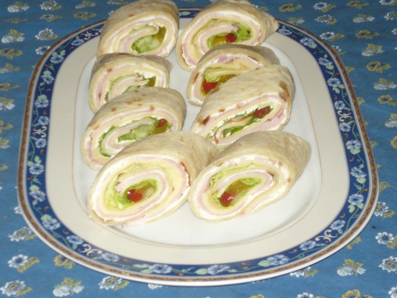 Roladki z tortilli z szynką i warzywami 