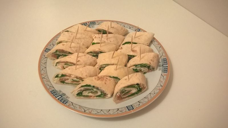 Roladki z tortilli z łososiem i roszponką