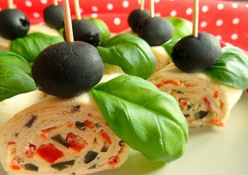 Roladki z tortilli z oliwkami i czerwoną papryką