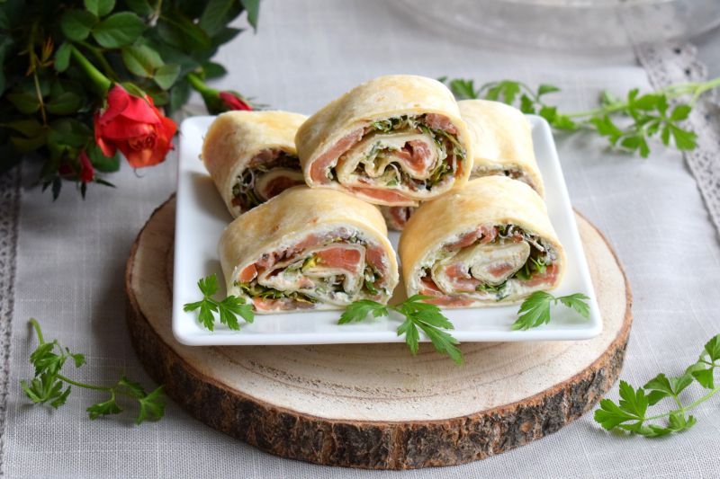 Roladki z tortilli z wędzonym łososiem i kiełkami